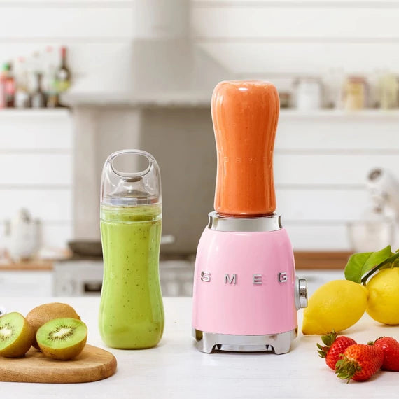 SMEG smoothie készítő EXTRA PALACKKAL, 50s retro design
