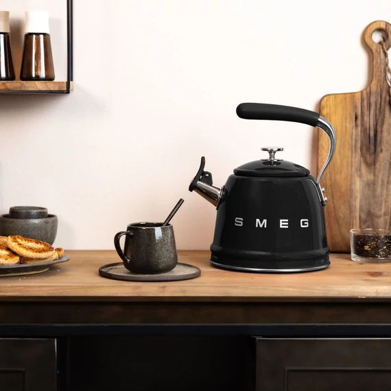 SMEG SÍPOLÓ VÍZFORRALÓ KANNA, retro design